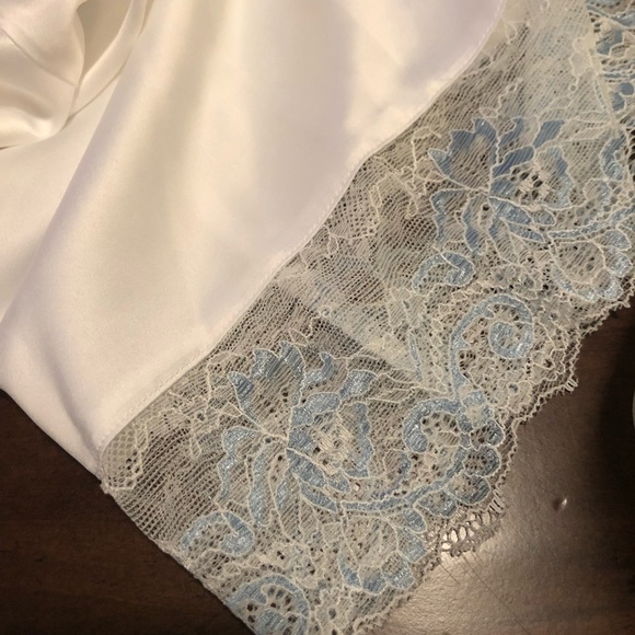 The Mrs. Delicate Robe - Picture 3 of 5